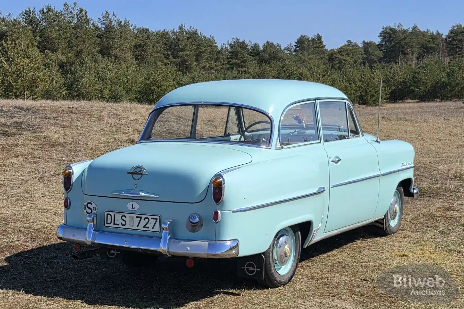 Originaler Opel Olympia Rekord 1,5 Baujahr 1956 in hellgrün, Heck- und Seitenansicht, auf einer Wiese stehend