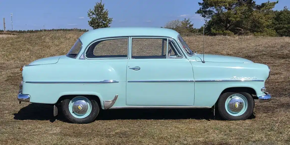 Opel Olympia Rekord 1,5, Baujahr 1956, hellgrün, Seitenansicht auf freiem Feld.