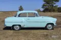 Opel Olympia Rekord 1,5, Baujahr 1956, hellgrün, Seitenansicht auf freiem Feld.
