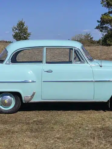 Opel Olympia Rekord 1,5, Baujahr 1956, hellgrün, Seitenansicht auf freiem Feld.