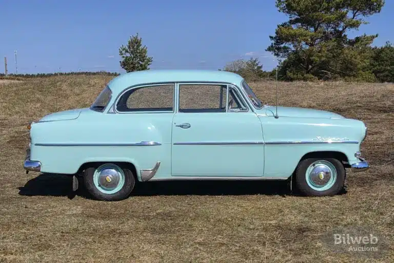 Opel Olympia Rekord 1,5, Baujahr 1956, hellgrün, Seitenansicht auf freiem Feld.