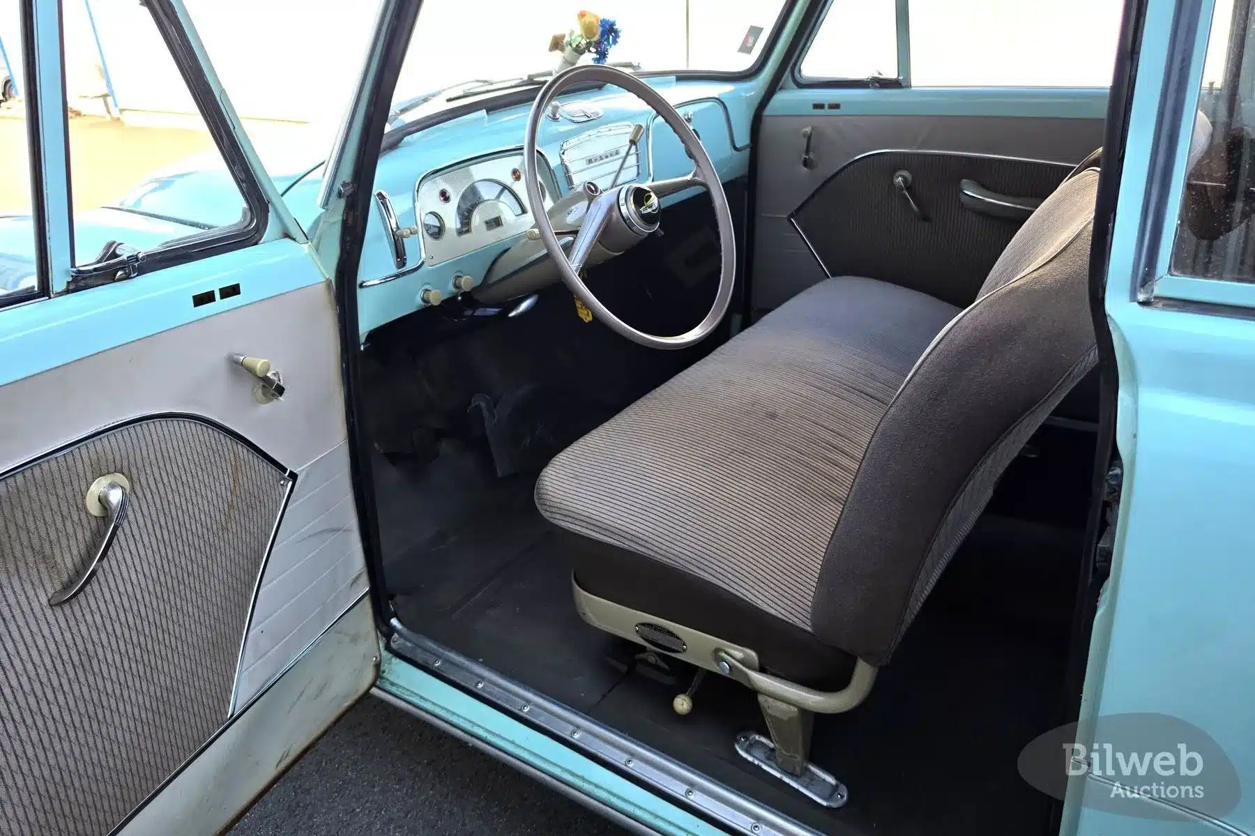 Innenraum eines Opel Olympia Rekord 1,5, Baujahr 1956, in gutem Originalzustand, Ansicht von der Fahrerseite mit geöffneter Tür.