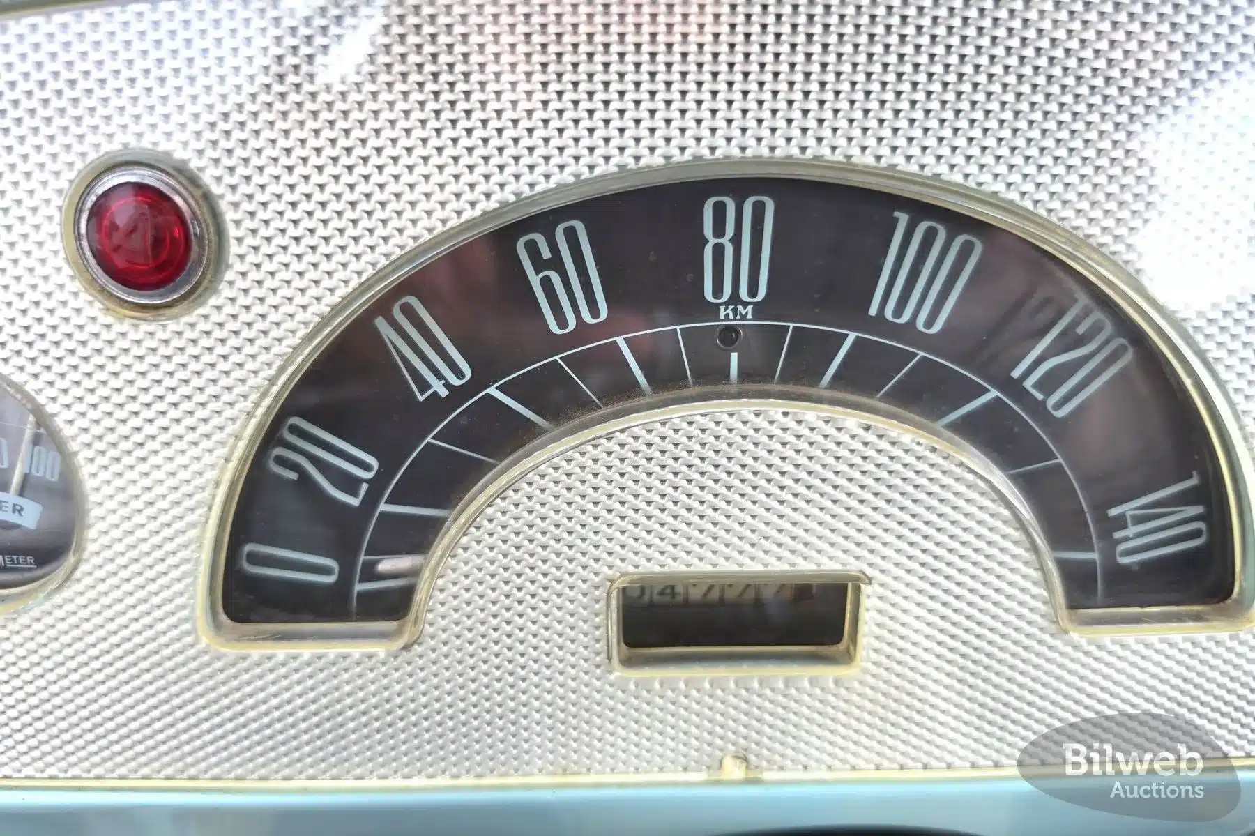 Original-Tachometer des Opel Olympia Rekord 1,5 Baujahr 1956 mit Anzeige bis 140 km/h und Kilometerzähler.