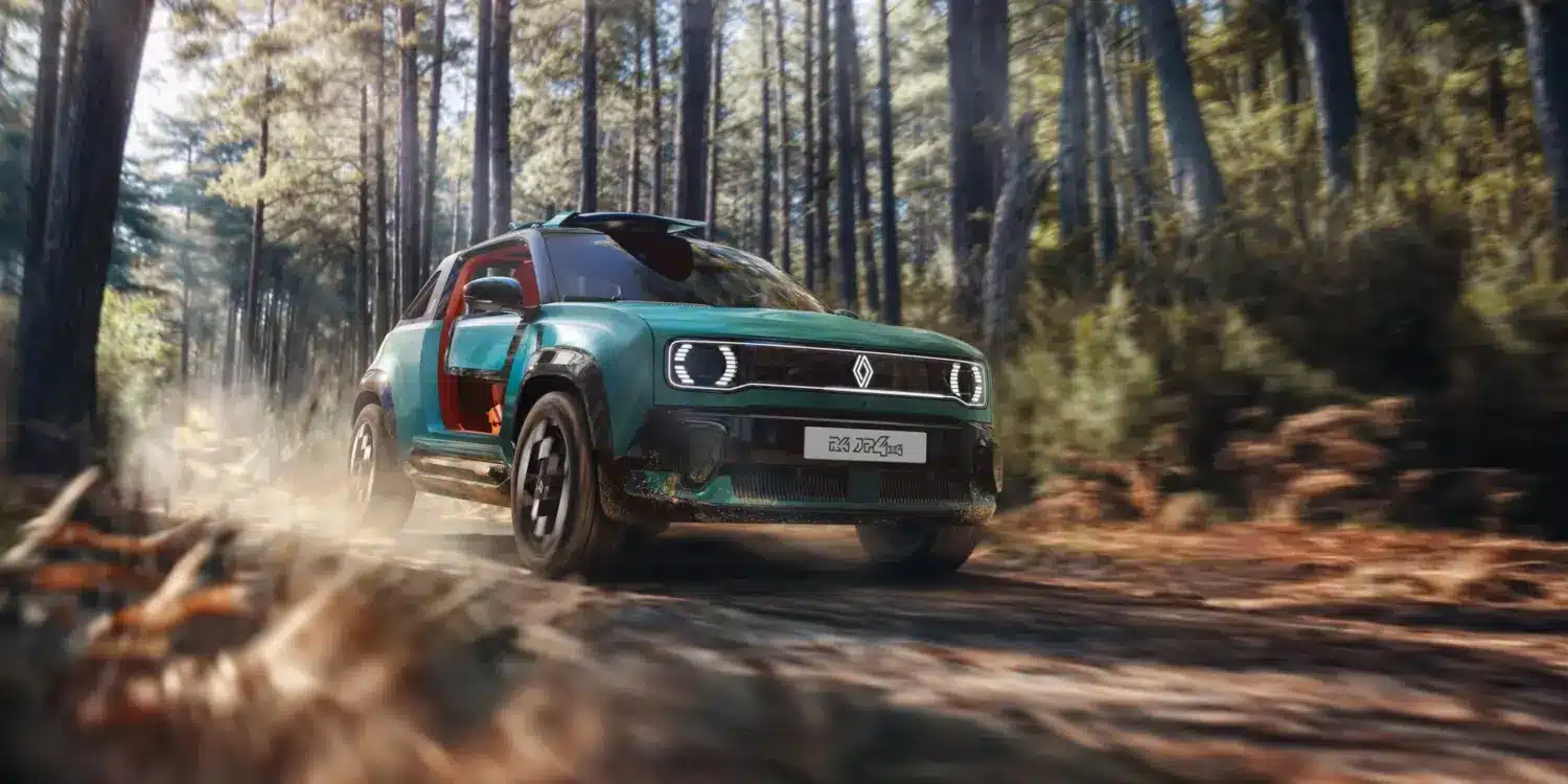 Renault 4 JP4x4 Concept Offroad im Wald, Seitenansicht, offene Türen, Smaragdgrün mit orangefarbenen Akzenten.