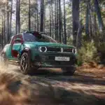 Renault 4 JP4x4 Concept Offroad im Wald, Seitenansicht, offene Türen, Smaragdgrün mit orangefarbenen Akzenten.