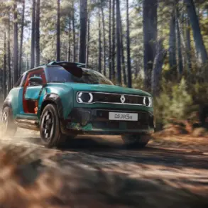 Renault 4 JP4x4 Concept Offroad im Wald, Seitenansicht, offene Türen, Smaragdgrün mit orangefarbenen Akzenten.