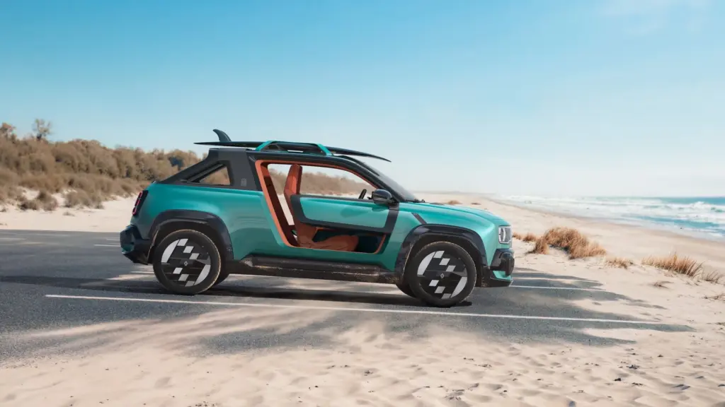 Renault 4 JP4x4 Concept in Smaragdgrün mit offenem Dach und orangen Sitzen, parkend am Strand.