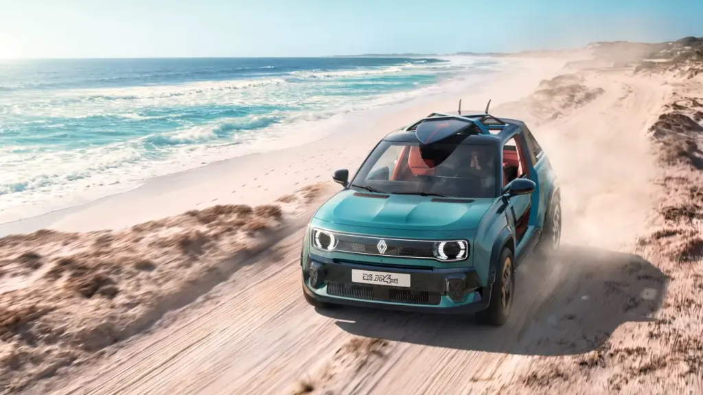 Renault 4 JP4x4 Concept, türkisgrün, mit offenem Dach und Surfbrett, fährt auf einem sandigen Küstenweg neben dem Meer.