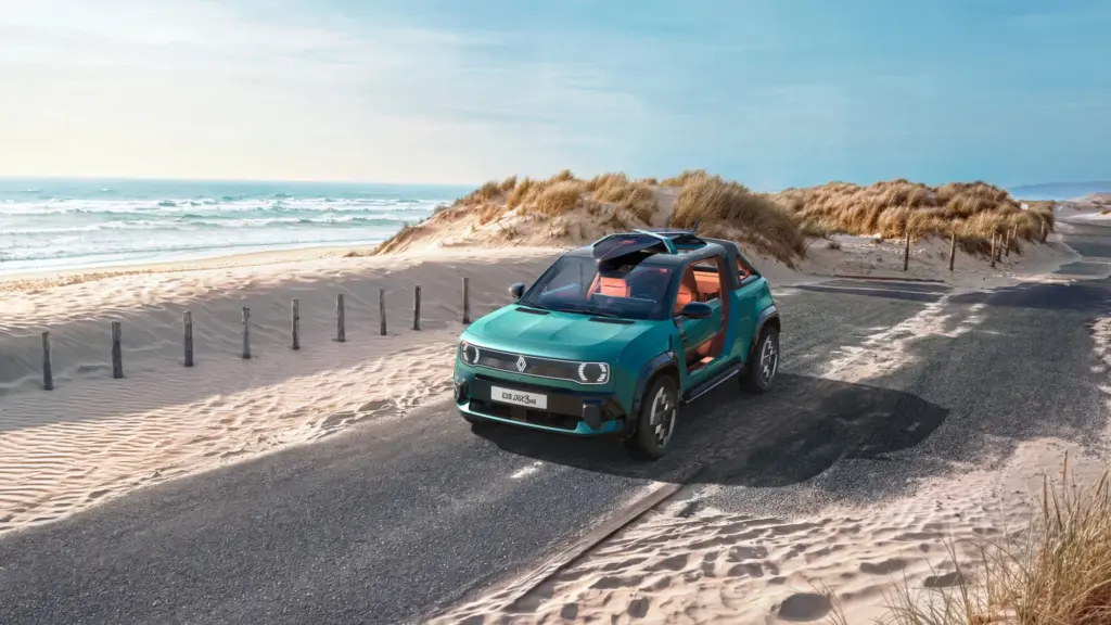 Renault 4 JP4x4 Concept in Smaragdgrün mit offenem Dach und Sportausstattung am Strand.
