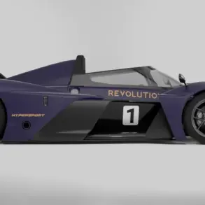 Seitenansicht des Revolution HyperSport Track-Cars in dunkler Lackierung mit auffälligem Heckflügel und niedriger Fahrhöhe.