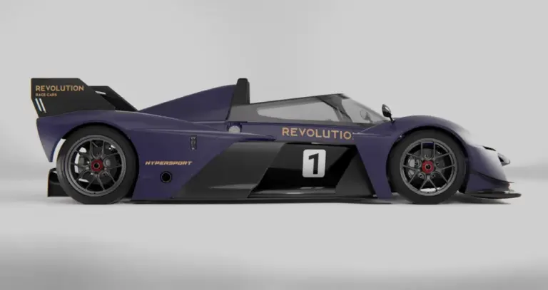 Seitenansicht des Revolution HyperSport Track-Cars in dunkler Lackierung mit auffälligem Heckflügel und niedriger Fahrhöhe.