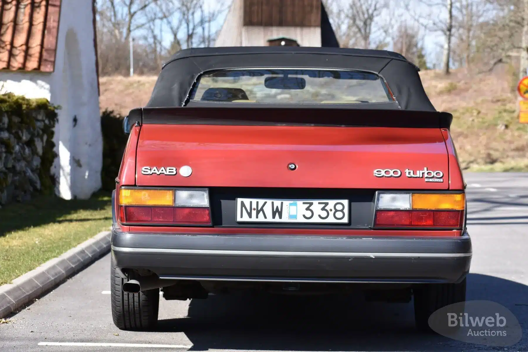 Rotes Saab 900 T16 Cabriolet 2.0 16V Turbo von 1988 von hinten, Kennzeichen NKW 338, offen geparkt.