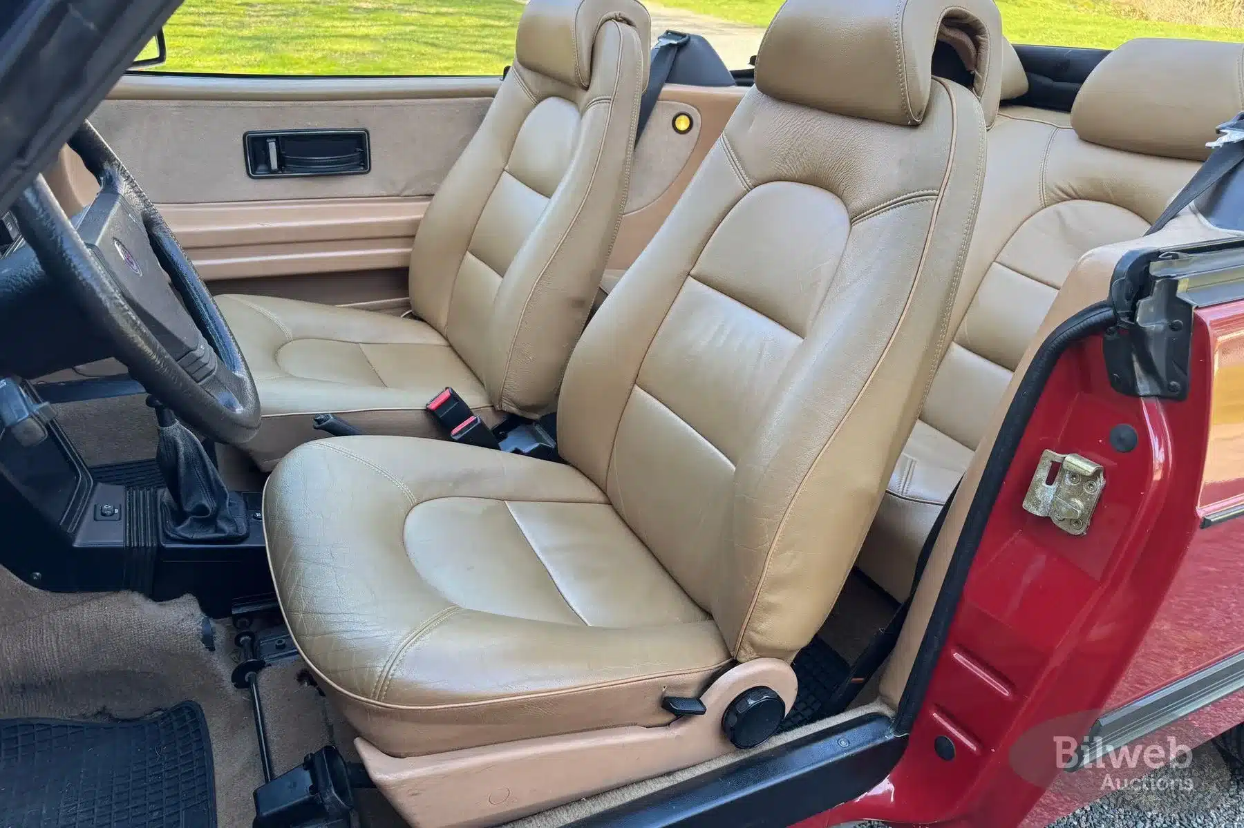 Innenraum mit beigen Ledersitzen eines Saab 900 T16 Cabriolet von 1988