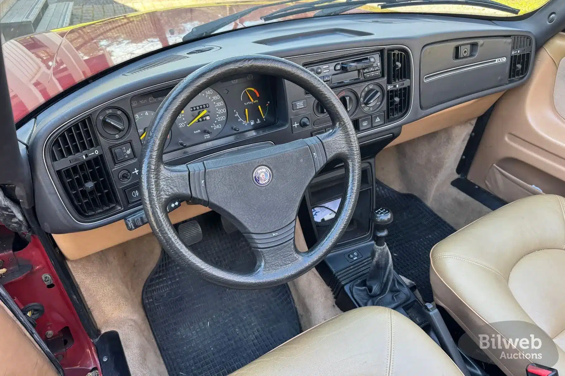Innenraum eines Saab 900 T16 Cabriolet von 1988 mit Sicht auf Lenkrad, Armaturen und Schaltknüppel