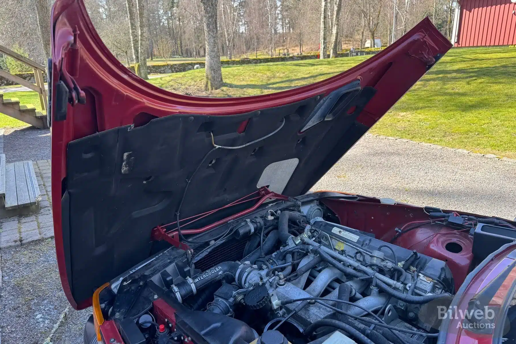 Geöffnete Motorhaube mit Blick auf den Turbomotor eines Saab 900 T16 Cabriolet von 1988.