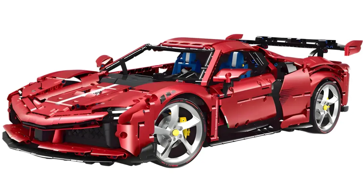 Ein rotes Klemmbaustein-Automodell des Ferrari SF90 mit sportlichem Design und sichtbaren technischen Details