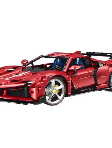 Ein rotes Klemmbaustein-Automodell des Ferrari SF90 mit sportlichem Design und sichtbaren technischen Details