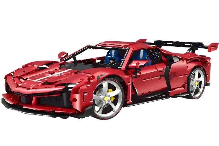 Ein rotes Klemmbaustein-Automodell des Ferrari SF90 mit sportlichem Design und sichtbaren technischen Details