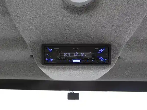 Blick auf ein in die Decke eines Fahrzeugs eingebautes Autoradio