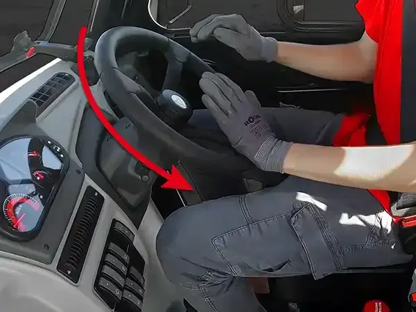 Lenkrad, Armaturenbrett und Bedienung eines Alkè ATX EX-Fahrzeugs während der Fahrt in Industrieumgebung