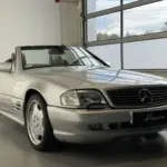 Mercedes-Benz SL 500 R129 Cabriolet silber mit AMG-Styling in einer hellen Garage