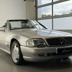 Mercedes-Benz SL 500 R129 Cabriolet silber mit AMG-Styling in einer hellen Garage