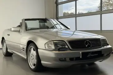 Mercedes-Benz SL 500 R129 Cabriolet silber mit AMG-Styling in einer hellen Garage