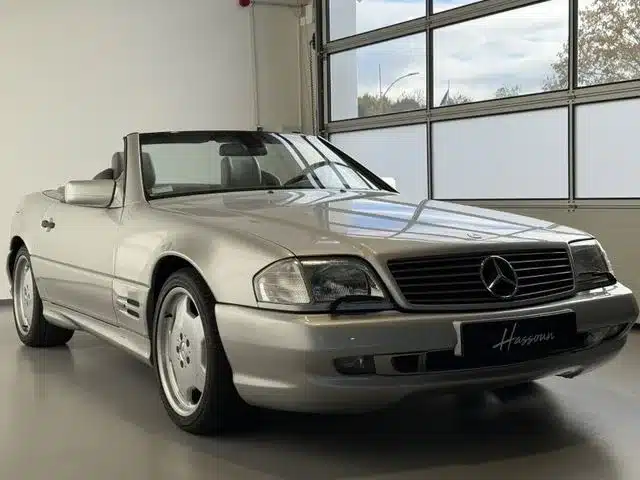 Mercedes-Benz SL 500 R129 Cabriolet silber mit AMG-Styling in einer hellen Garage