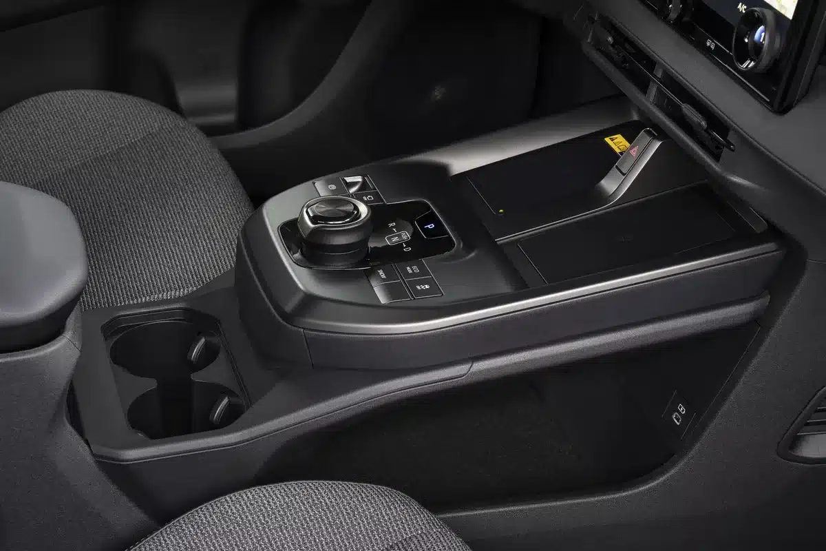Detailansicht der Mittelkonsole mit Drehregler, Tasten, Getränkehaltern und Ablageflächen im Toyota bZ4X Touring