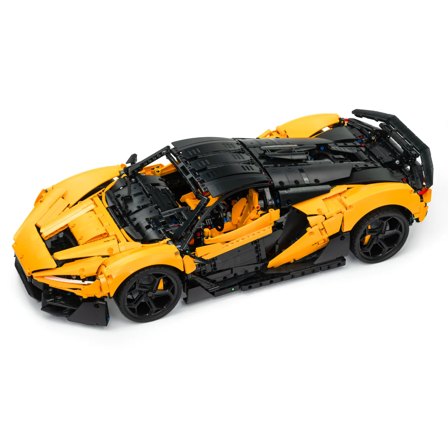 Gelbes 1:8-Technikmodell eines Hypercars aus Klemmbausteinen, seitliche Ansicht mit geöffneten Türen
