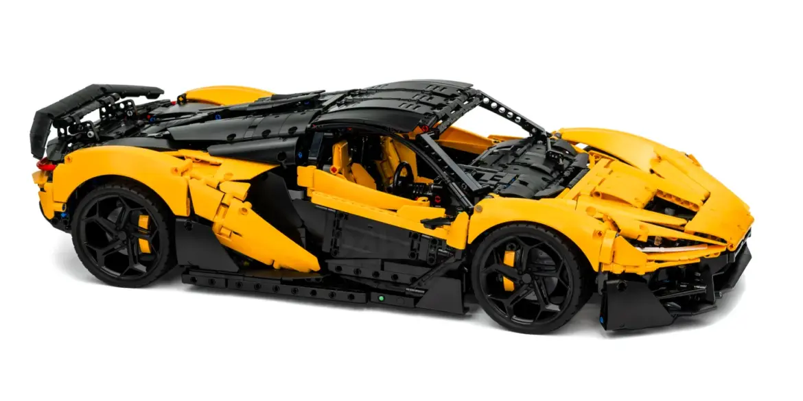 Klemmbausteinmodell eines gelb-schwarzen Hypercars W1 mit offener Tür und verstellbarem Heckspoiler
