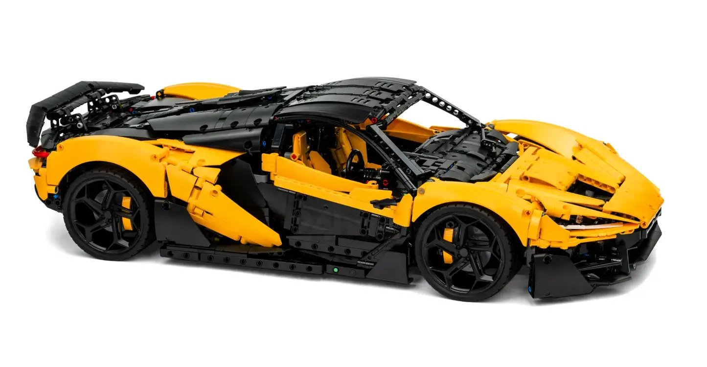 Klemmbausteinmodell eines gelb-schwarzen Hypercars W1 mit offener Tür und verstellbarem Heckspoiler