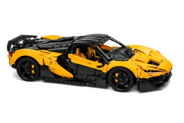 Klemmbausteinmodell eines gelb-schwarzen Hypercars W1 mit offener Tür und verstellbarem Heckspoiler