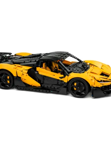 Klemmbausteinmodell eines gelb-schwarzen Hypercars W1 mit offener Tür und verstellbarem Heckspoiler