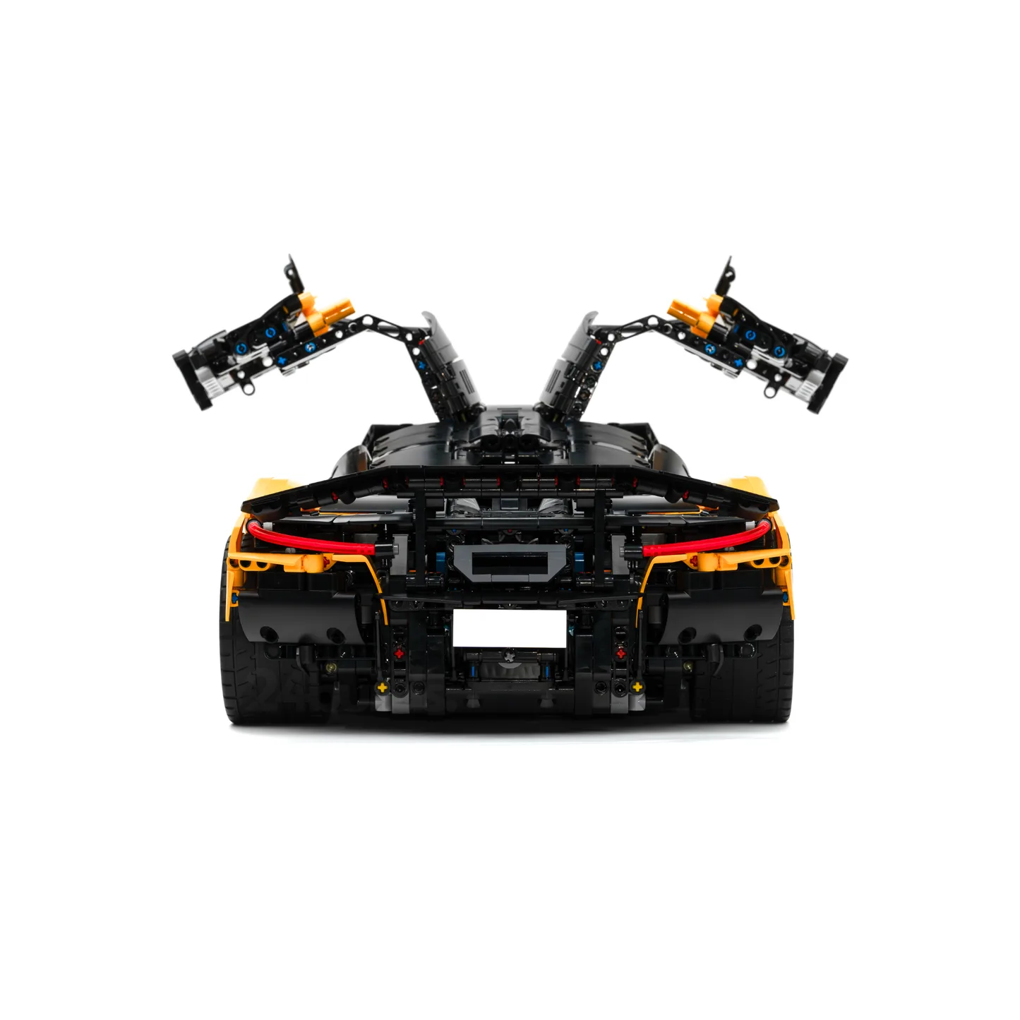 Klemmbaustein-Hypercar W1 von hinten mit geöffneten Flügeltüren und sichtbarer Technik