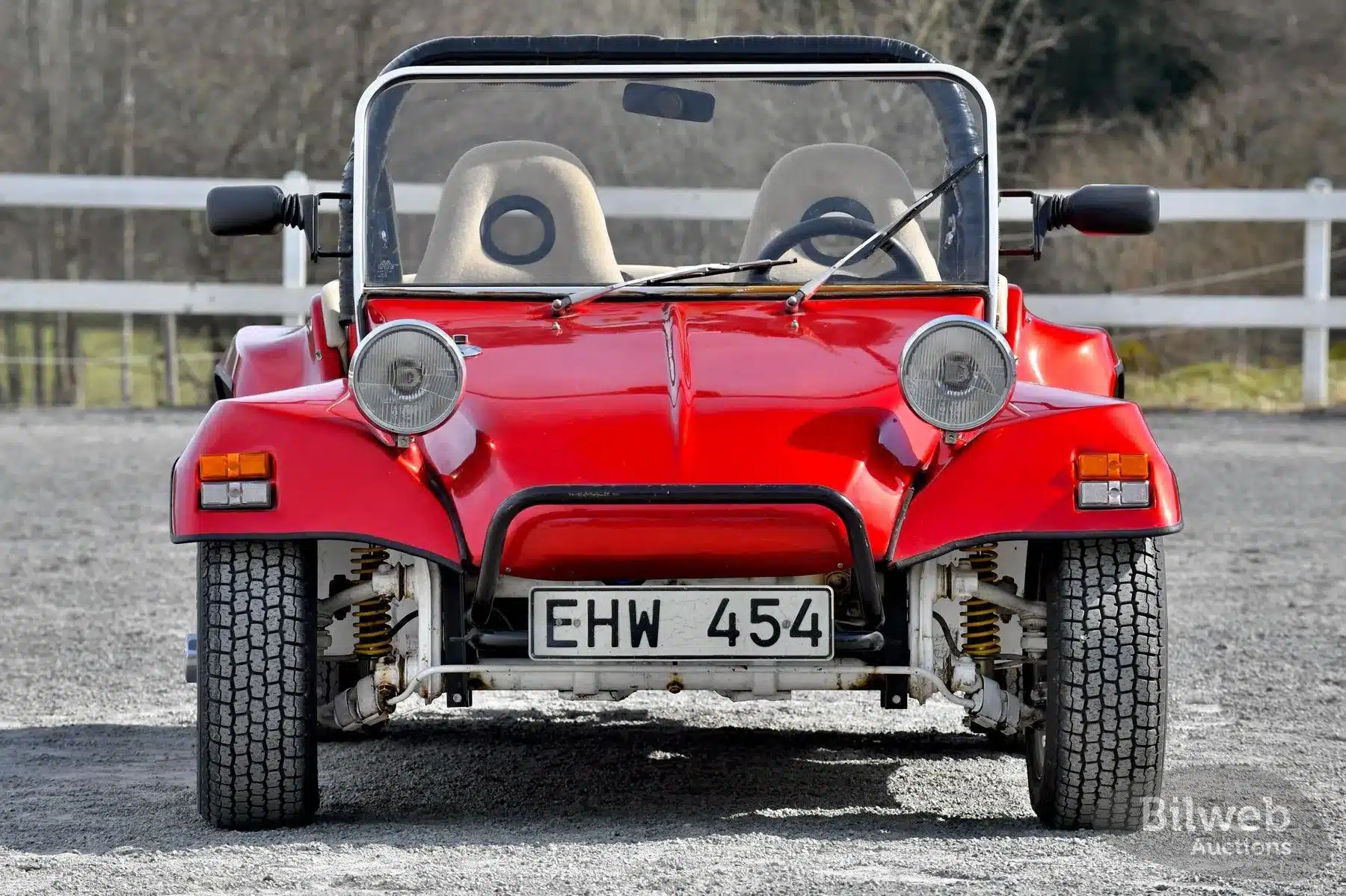 Frontansicht eines roten Beach Buggys, umgebaut auf Basis eines VW Käfer 1300, Baujahr 1970, mit weißen Speichenrädern und sportlicher Optik.