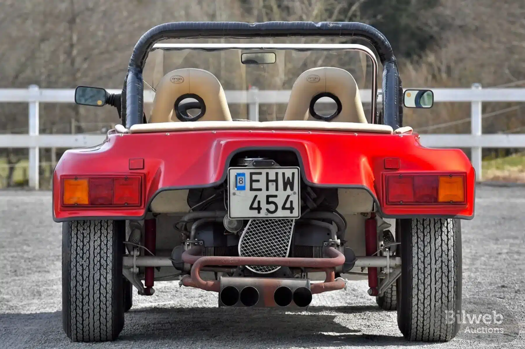 Rote Heckansicht eines Beach Buggy 1300 mit sichtbarer Auspuffanlage, Überrollbügel und Nummernschild.