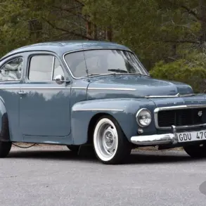 Volvo PV 544 B18, Baujahr 1961, vollständig restauriert, Seitenansicht im Freien