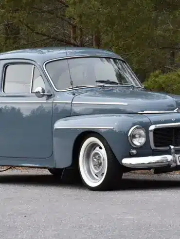 Volvo PV 544 B18, Baujahr 1961, vollständig restauriert, Seitenansicht im Freien