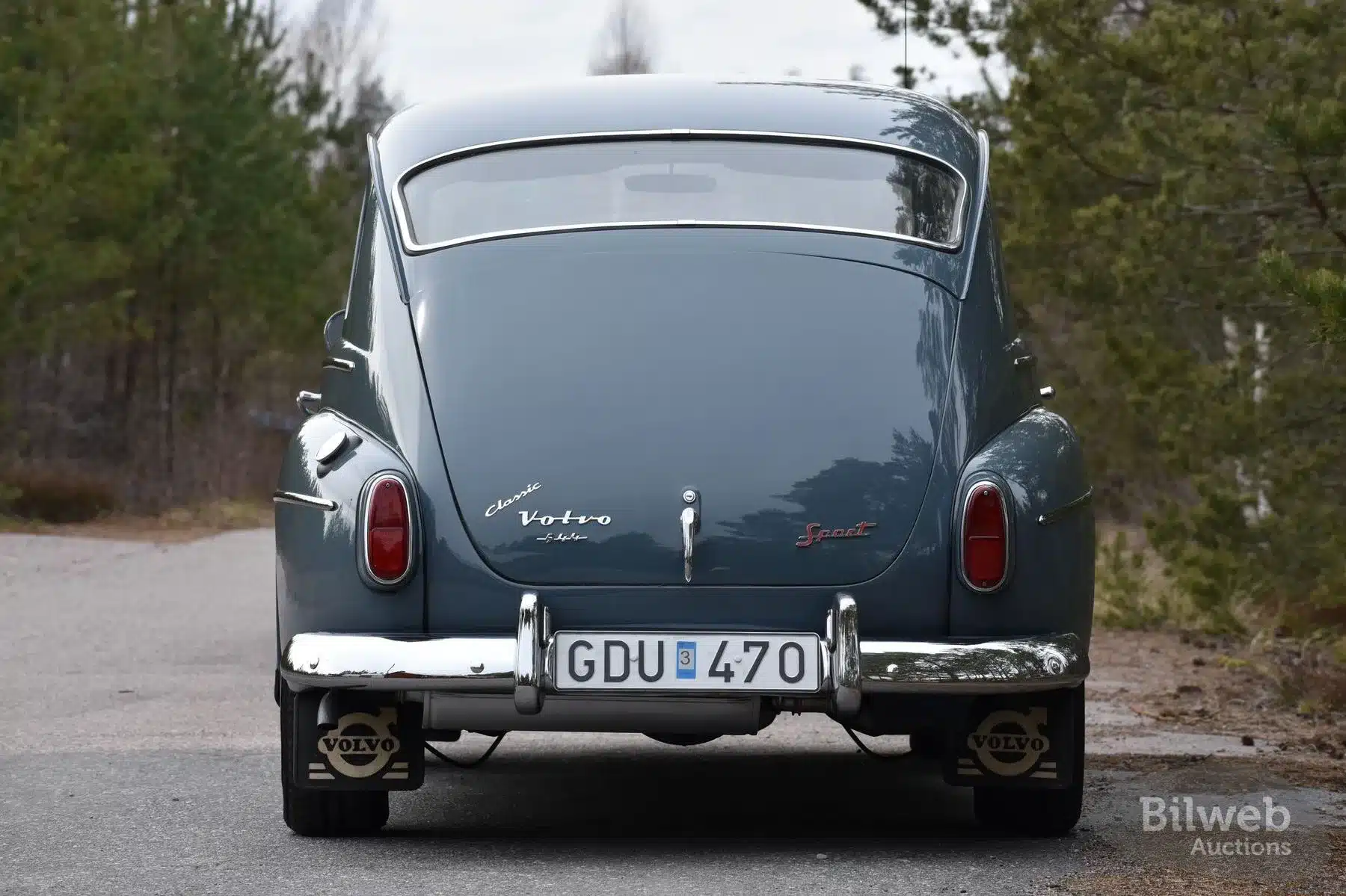 Volvo PV 544 B18 Sport von 1961 aus der Heckperspektive auf einer Landstraße