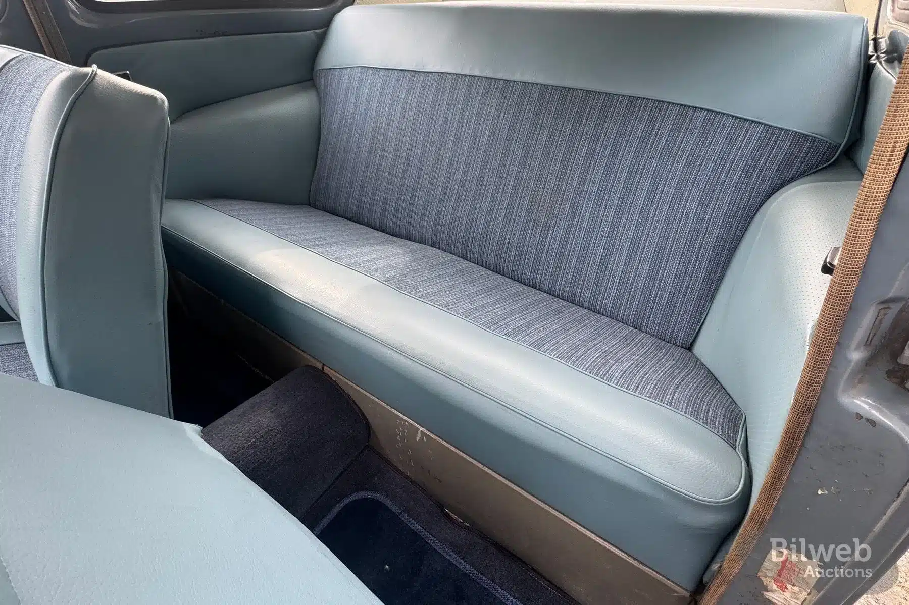 Rücksitzbereich eines restaurierten Volvo PV 544 B18 mit blauer Stoff- und Kunstlederpolsterung.