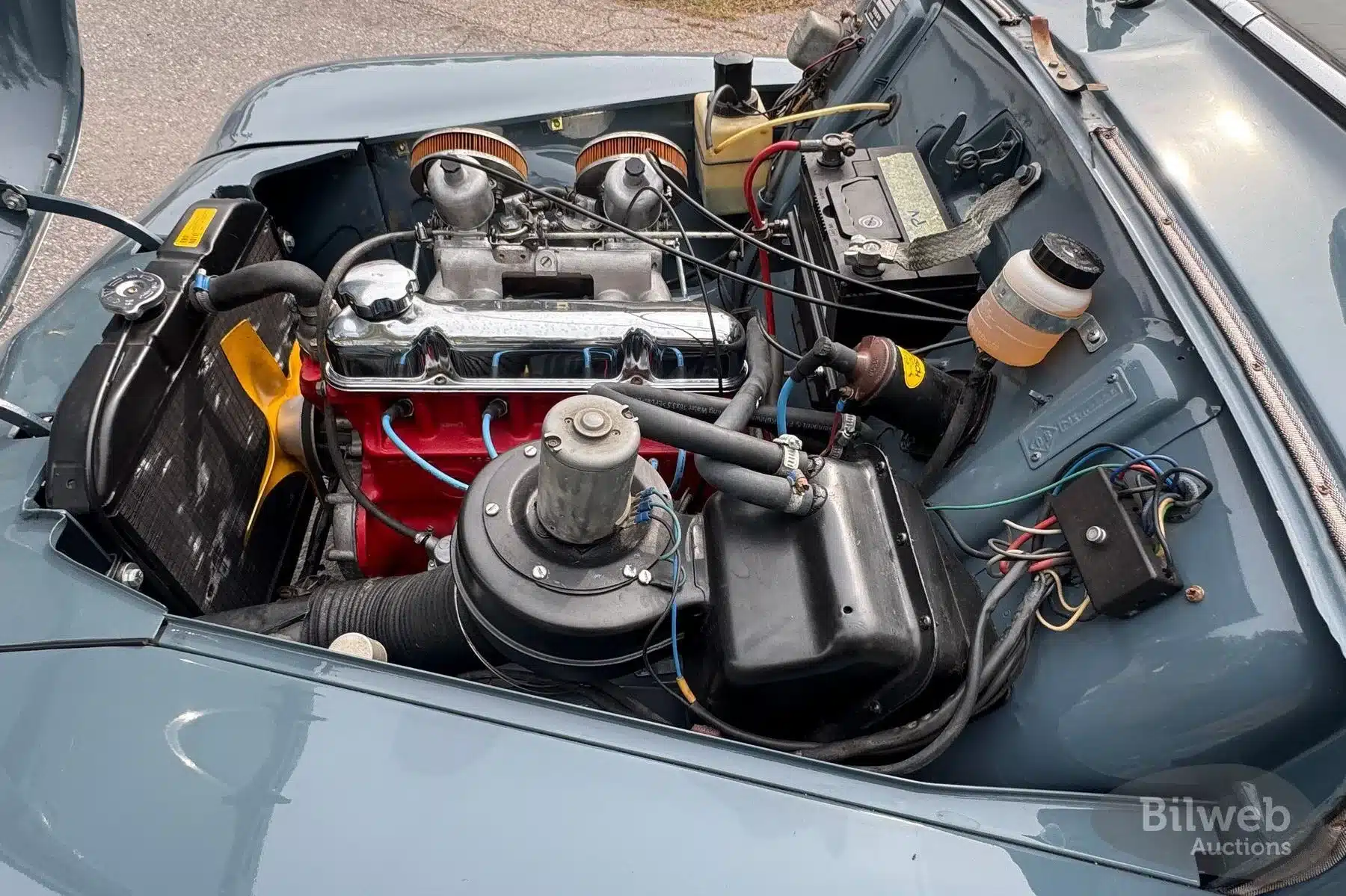 Motorraum eines Volvo PV 544 B18 von 1961 mit zwei SU-Vergasern und restaurierten Komponenten