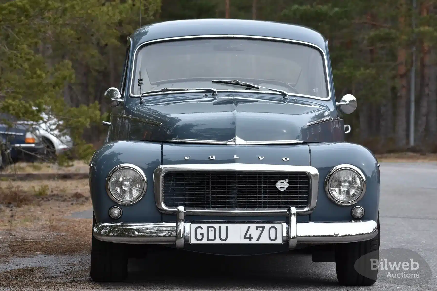 Restaurierter Volvo PV 544 B18 von 1961, frontal aufgenommen mit schwedischem Nummernschild