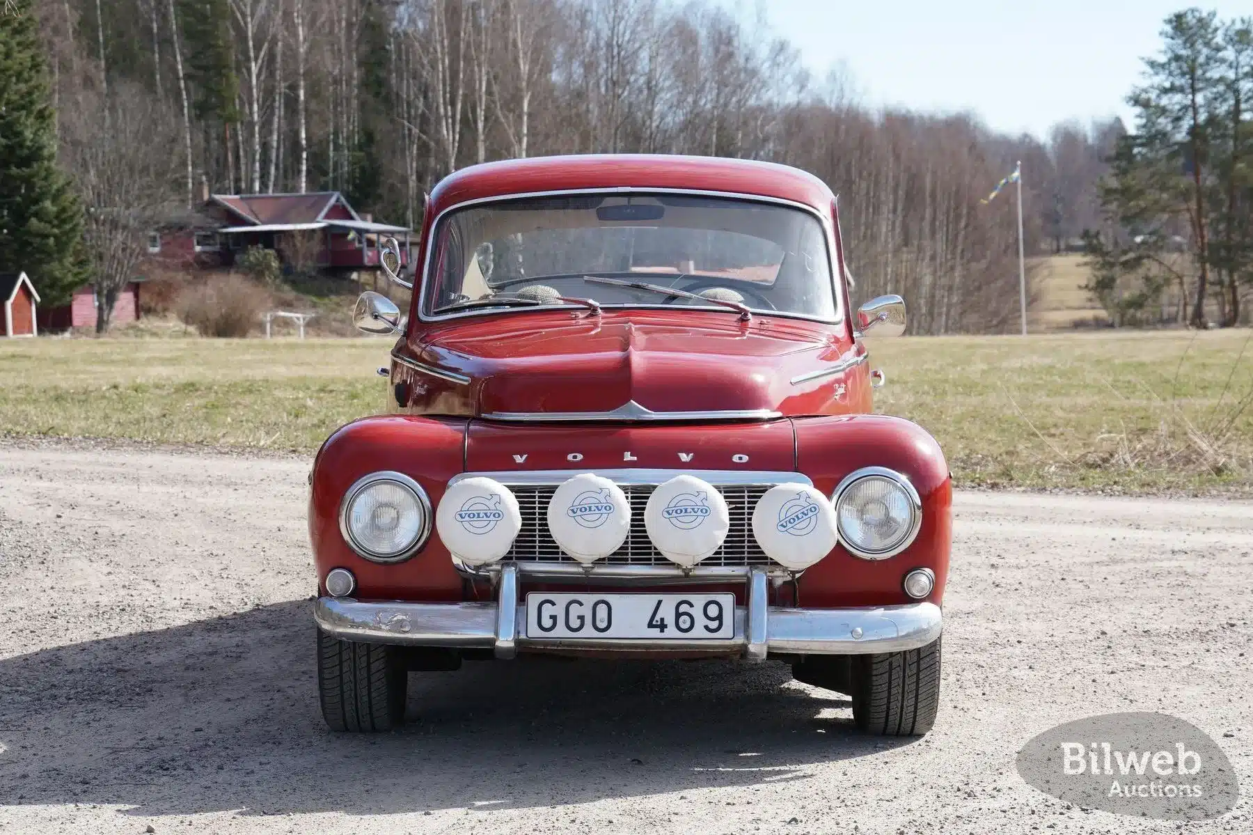Frontansicht eines roten Volvo PV 544 Sport B18B von 1962 mit vier Zusatzscheinwerfern und schwedischem Kennzeichen.
