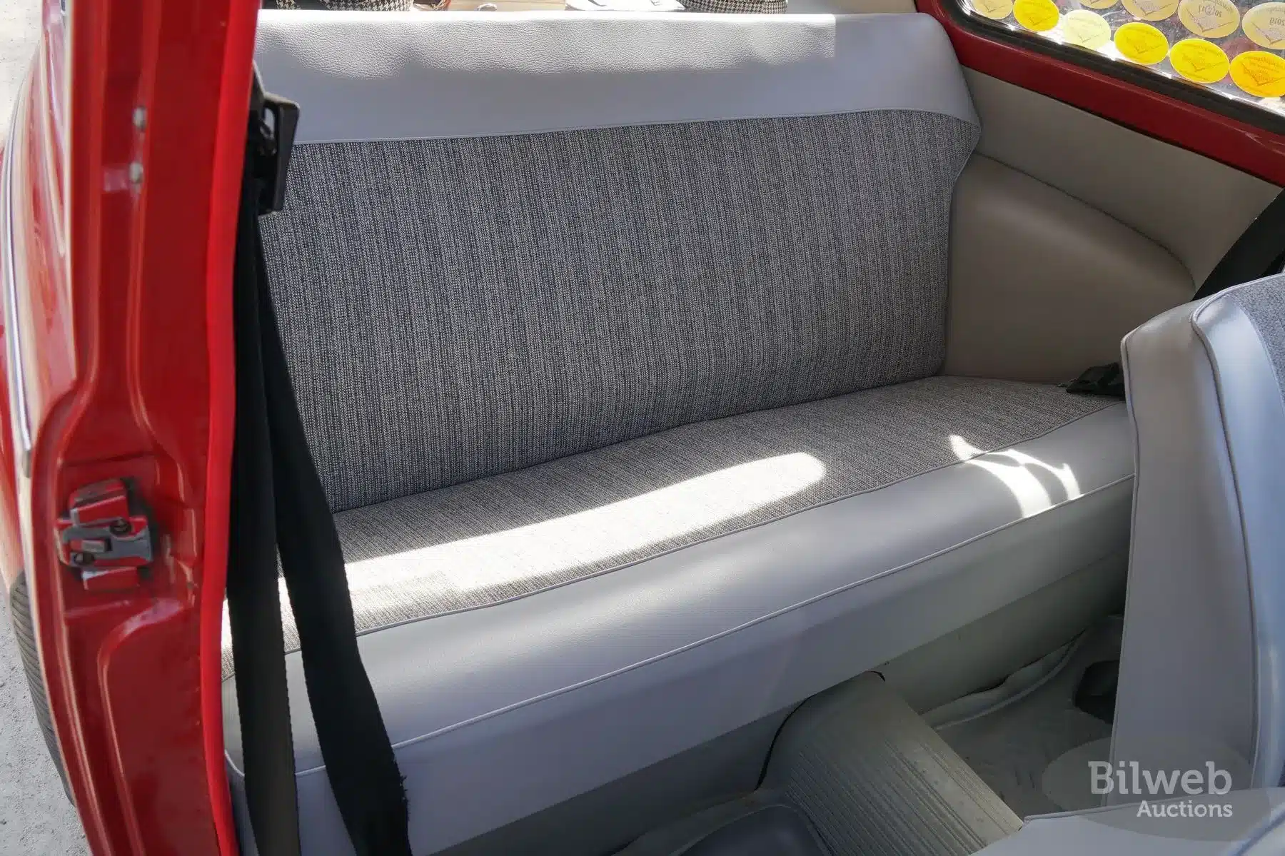 Rücksitzbank eines Volvo PV 544 Sport von 1962 mit grauem Stoffbezug und offenen Türen