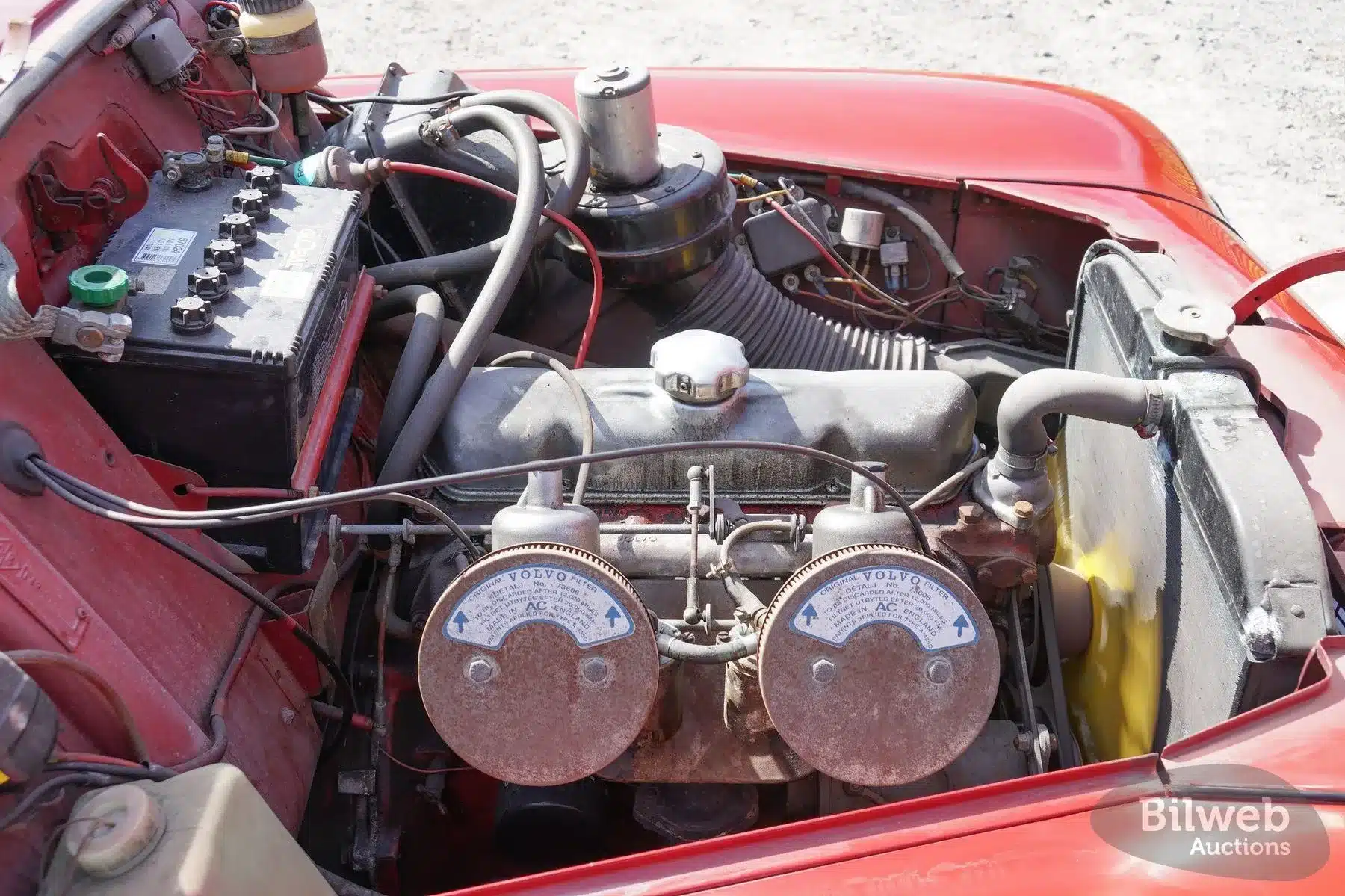 Blick in den Motorraum des Volvo PV 544 Sport von 1962 mit B18B-Motor und zwei SU-Vergasern.