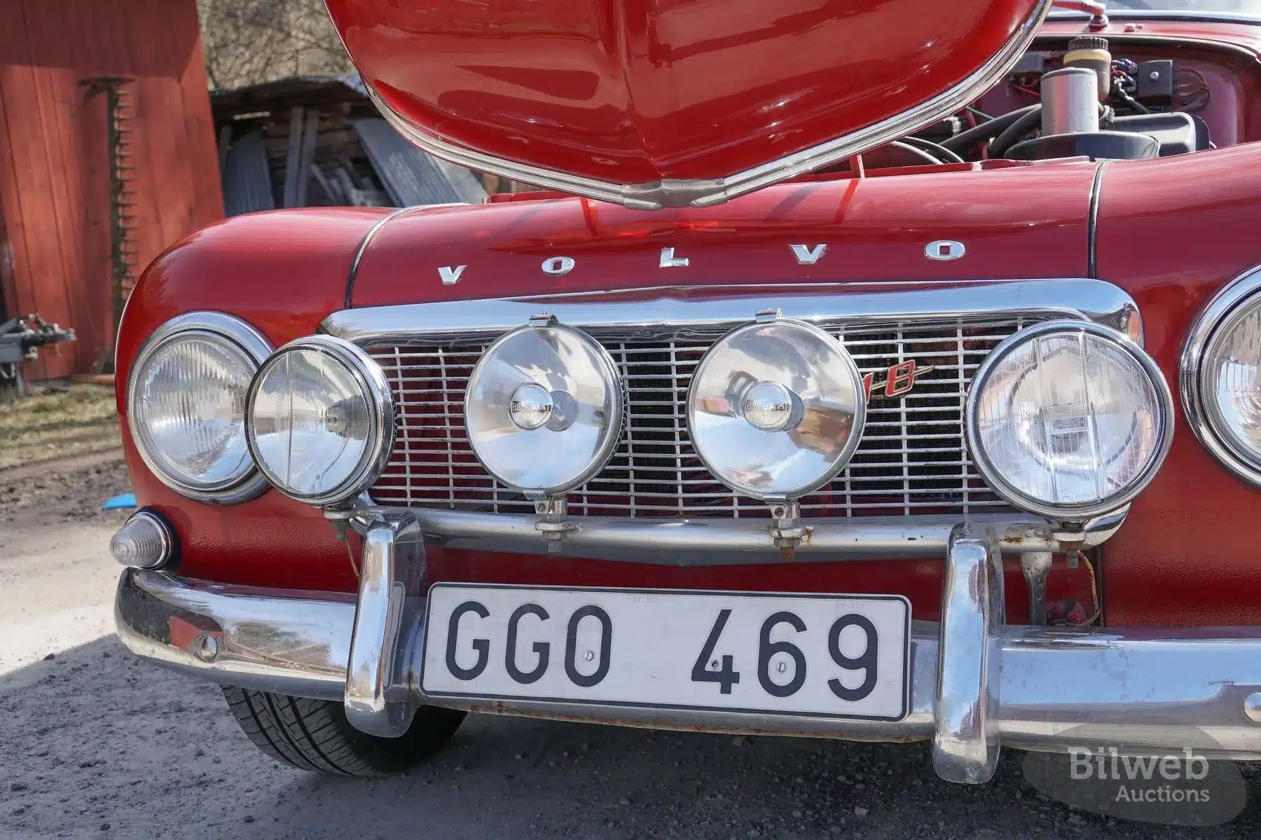 Volvo PV 544 Sport B18B, Baujahr 1962, rote Front mit Scheinwerfern und Chromgrill, Motorhaube geöffnet, Fokus auf Kühlergrill und Details.