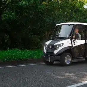 ATX ED Double Cab Elektro-Nutzfahrzeug mit Doppelkabine auf einer Straße vor grünem Hintergrund