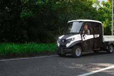 ATX ED Double Cab Elektro-Nutzfahrzeug mit Doppelkabine auf einer Straße vor grünem Hintergrund