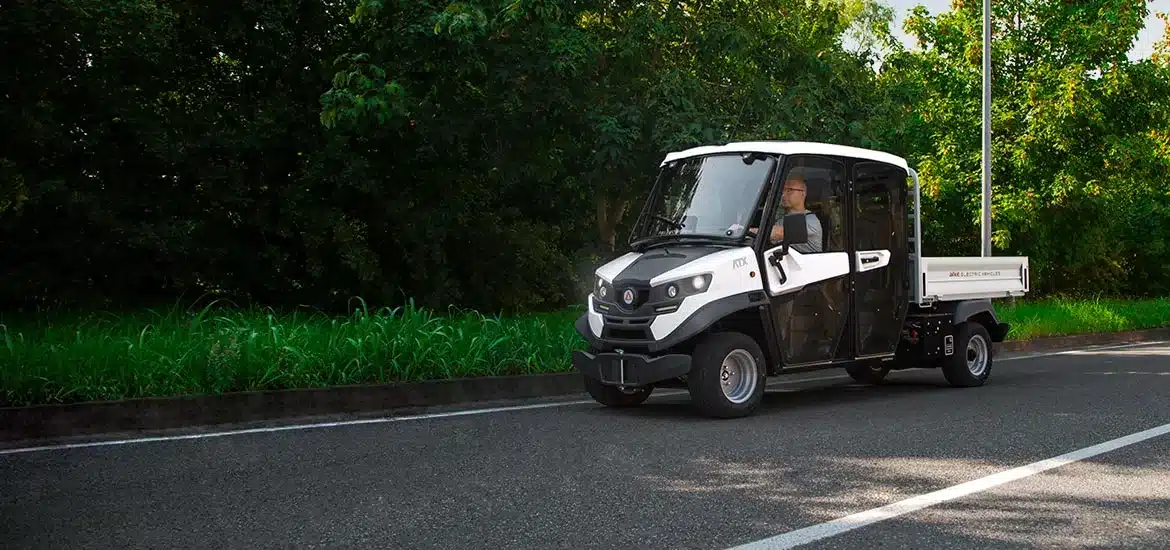 ATX ED Double Cab Elektro-Nutzfahrzeug mit Doppelkabine auf einer Straße vor grünem Hintergrund